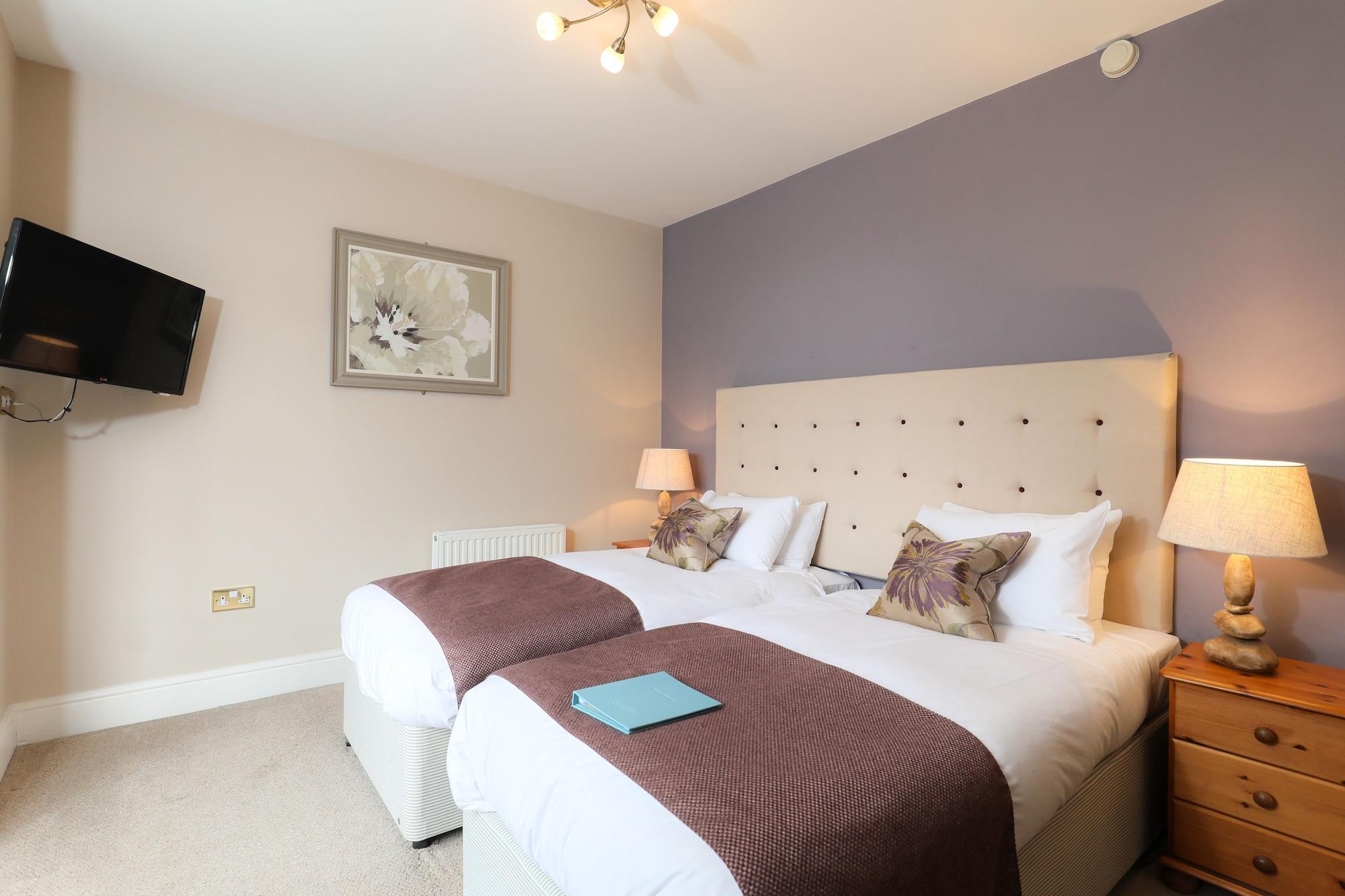 St Andrews Town Hotel 드로이트위치 외부 사진