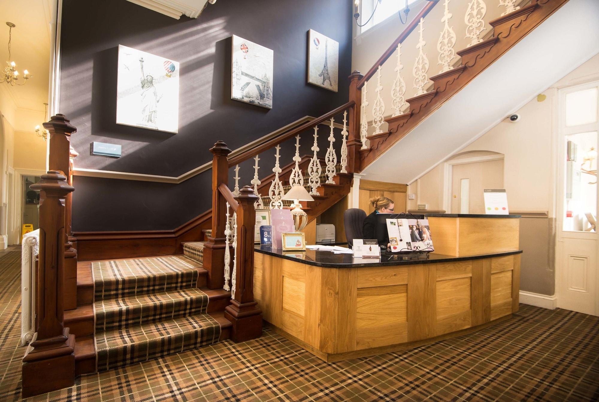 St Andrews Town Hotel 드로이트위치 외부 사진