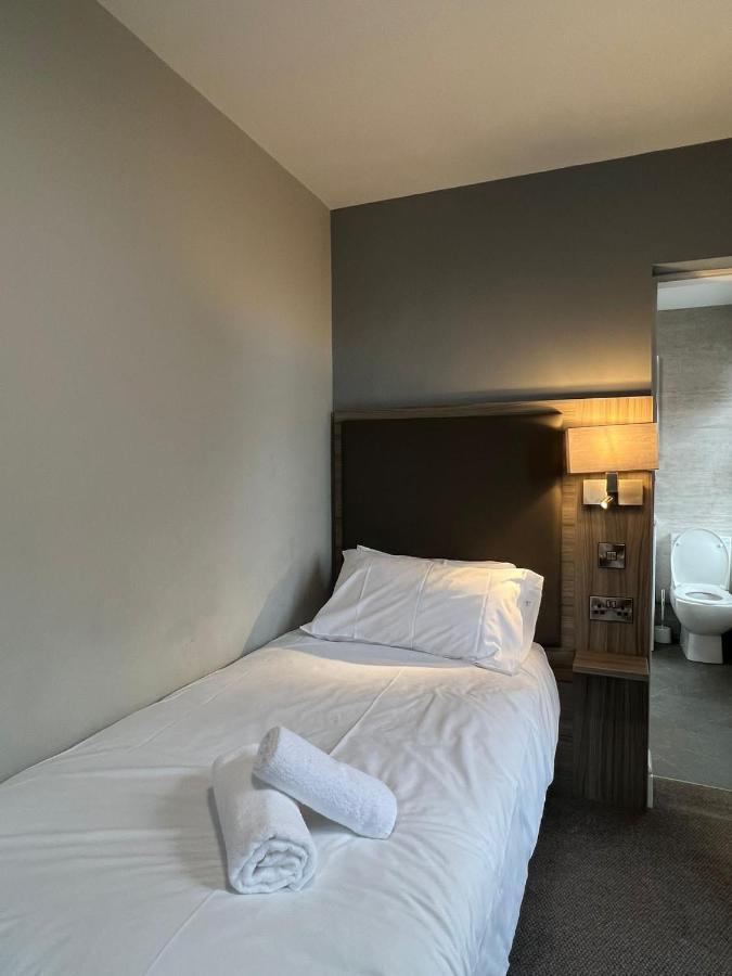 St Andrews Town Hotel 드로이트위치 외부 사진