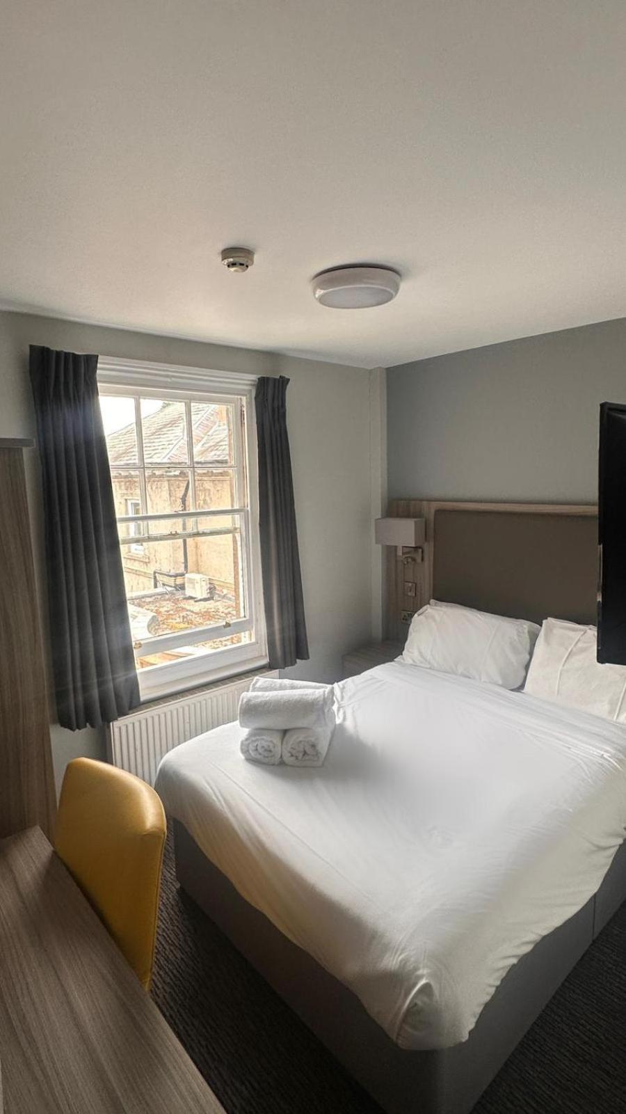 St Andrews Town Hotel 드로이트위치 외부 사진