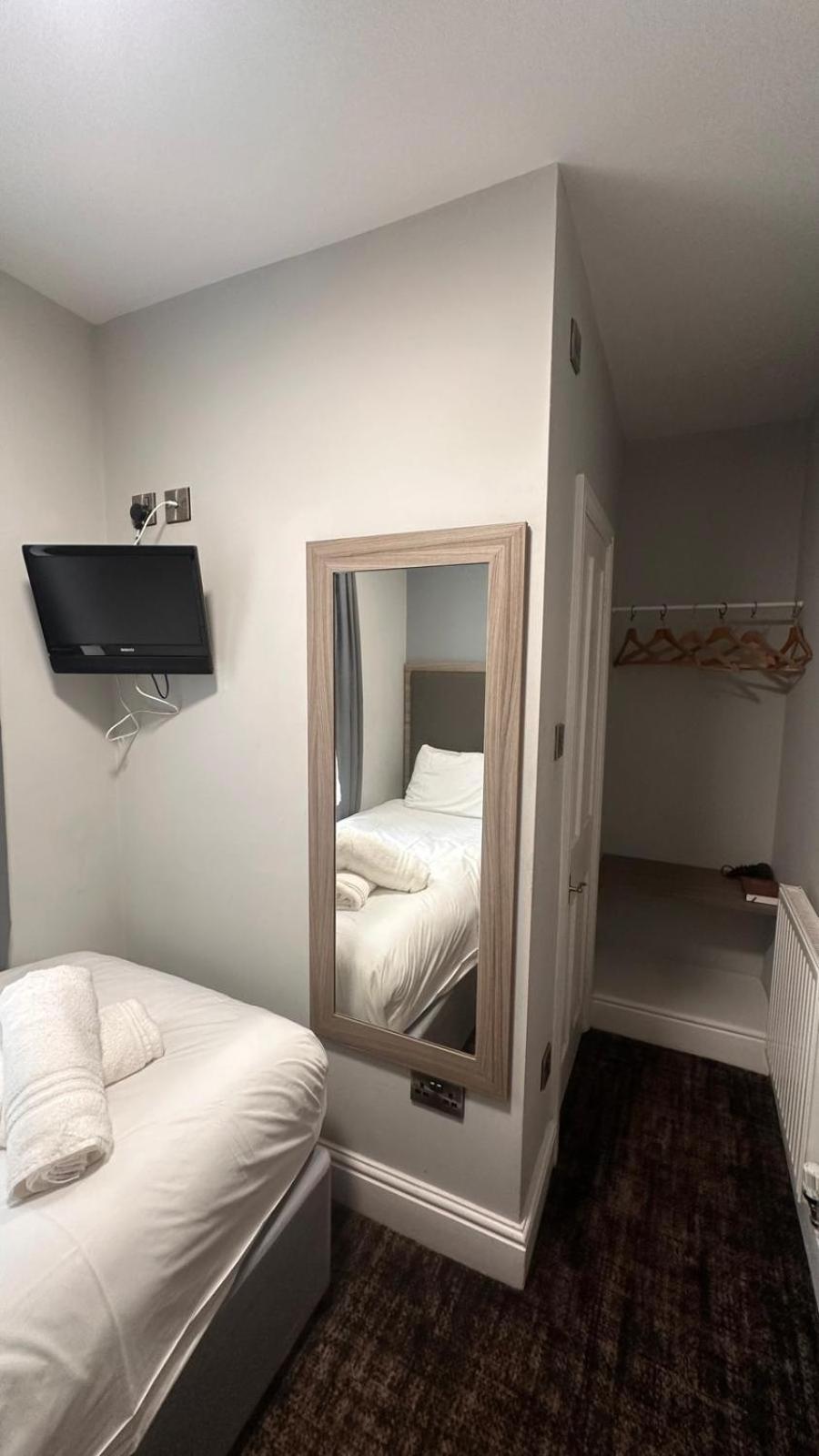St Andrews Town Hotel 드로이트위치 외부 사진