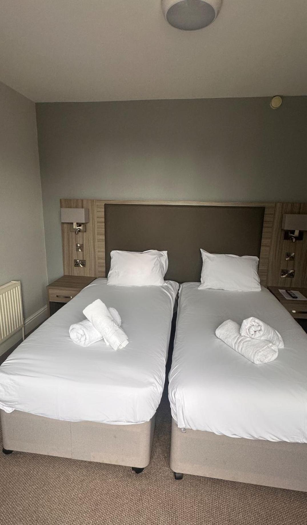St Andrews Town Hotel 드로이트위치 외부 사진