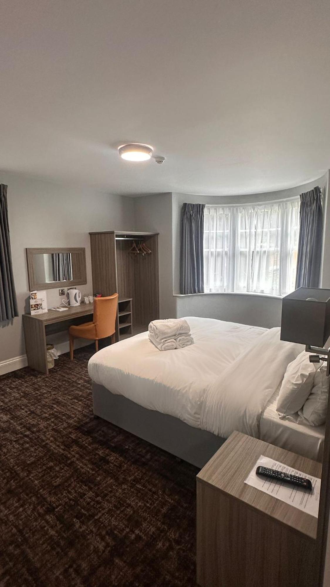 St Andrews Town Hotel 드로이트위치 외부 사진