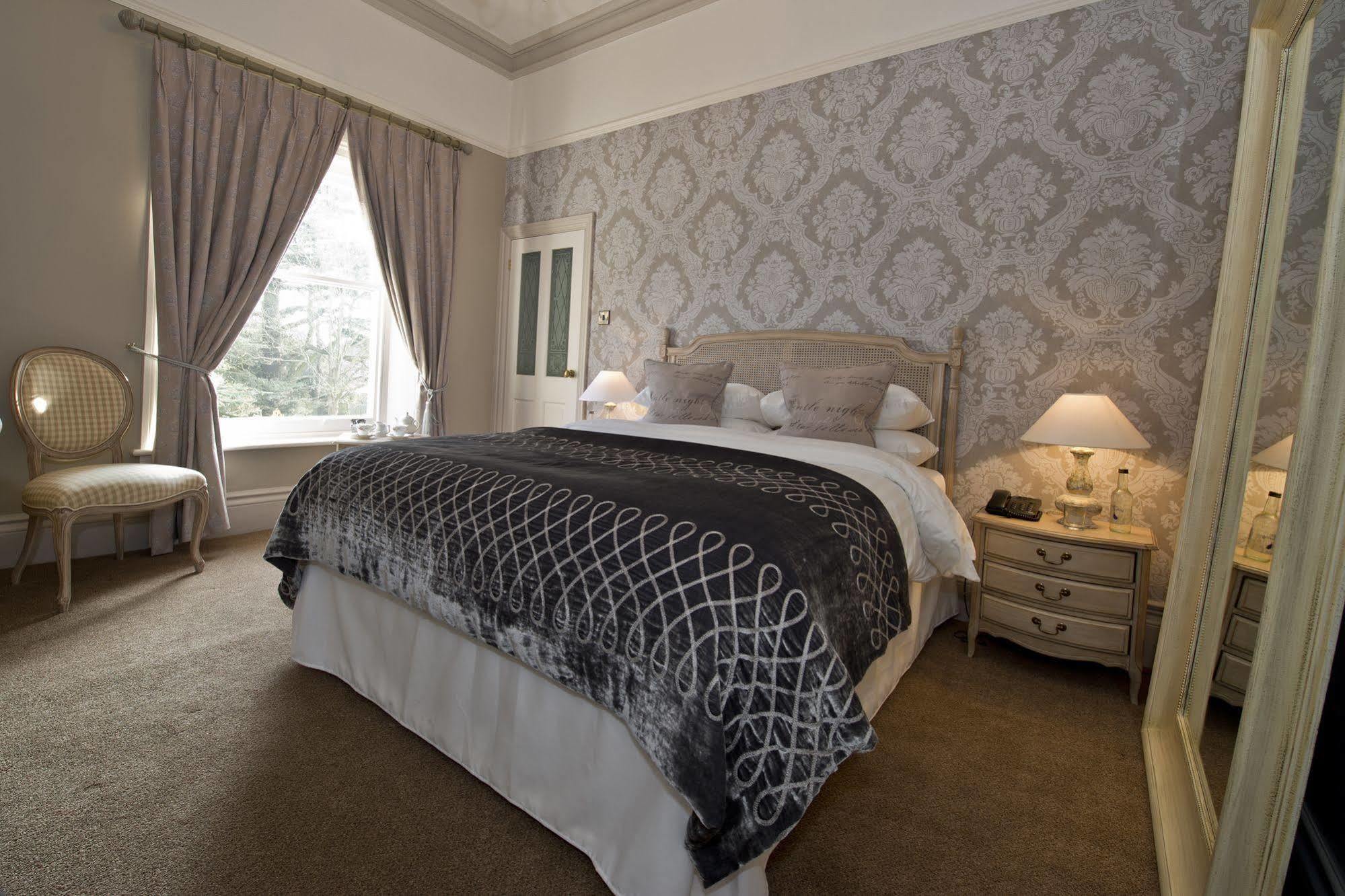 St Andrews Town Hotel 드로이트위치 외부 사진