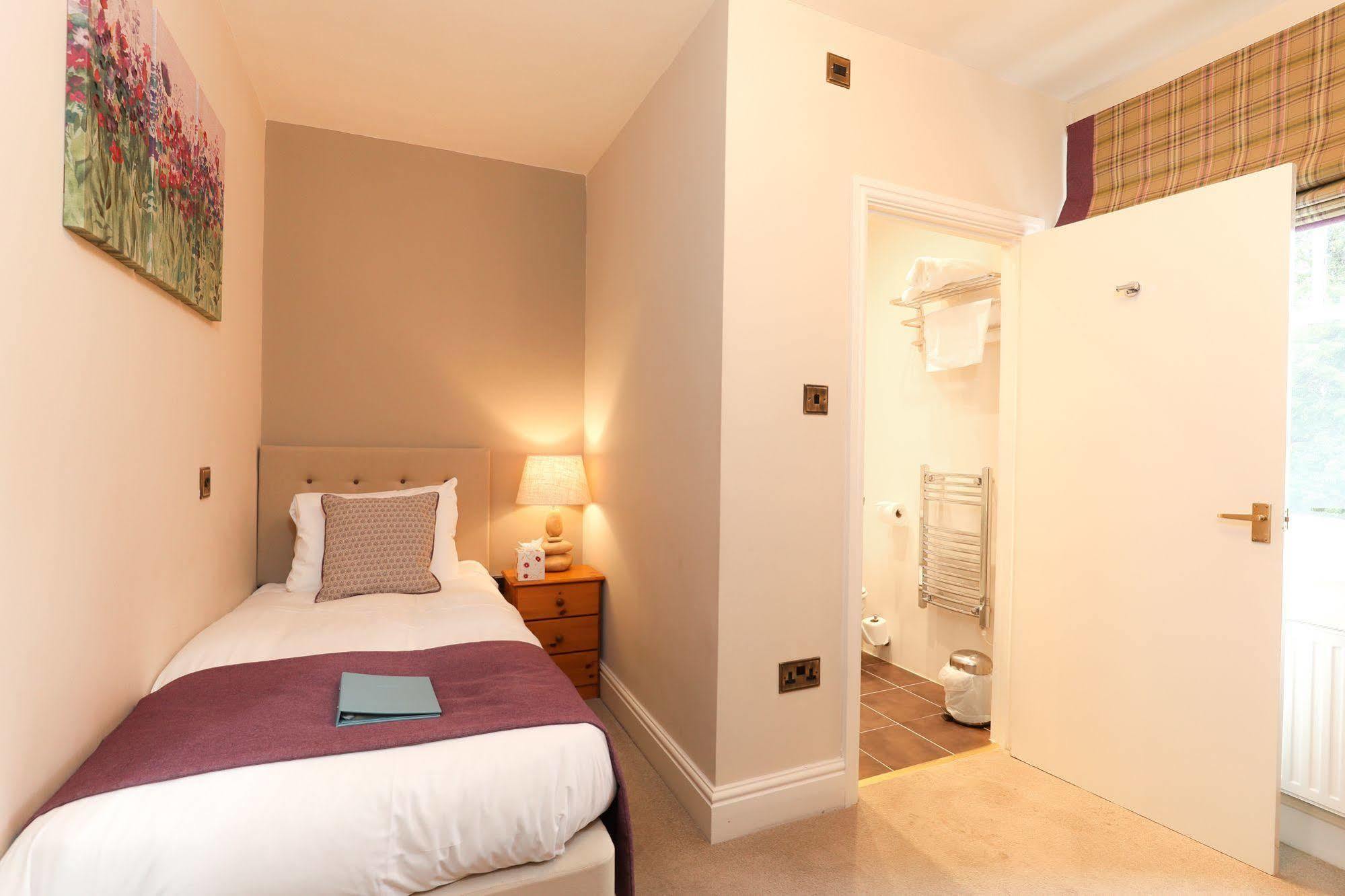 St Andrews Town Hotel 드로이트위치 외부 사진