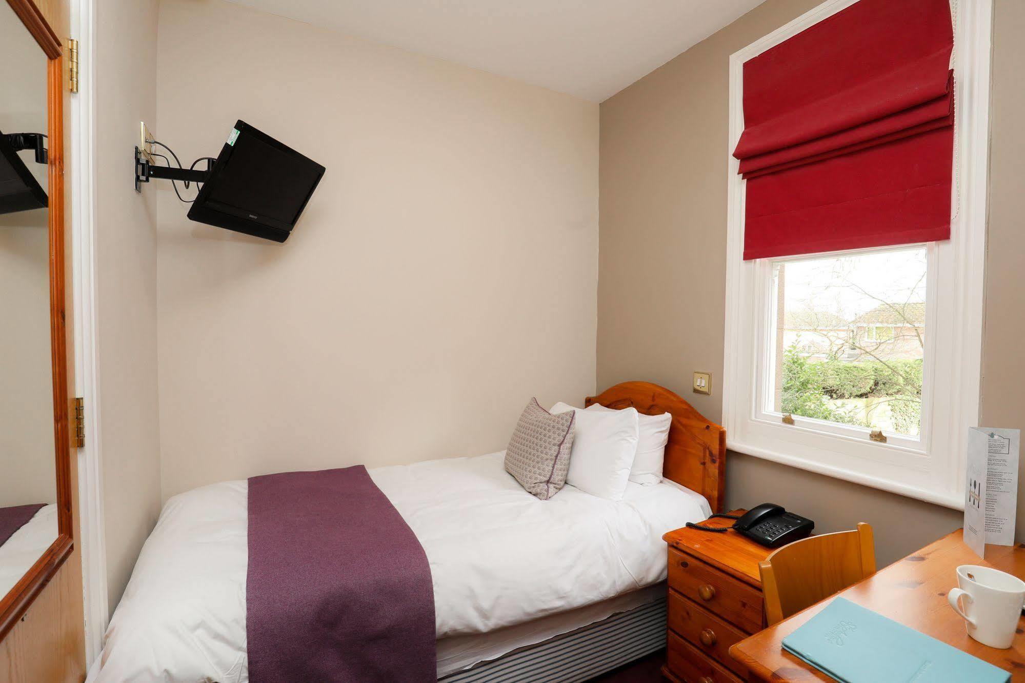 St Andrews Town Hotel 드로이트위치 외부 사진